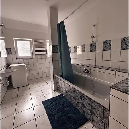 شقة Spacious Flat , 4 Beds, Kitchen , , Messe *