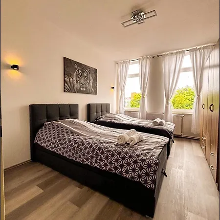 Spacious Flat , 4 Beds, Kitchen , , Messe شقة *